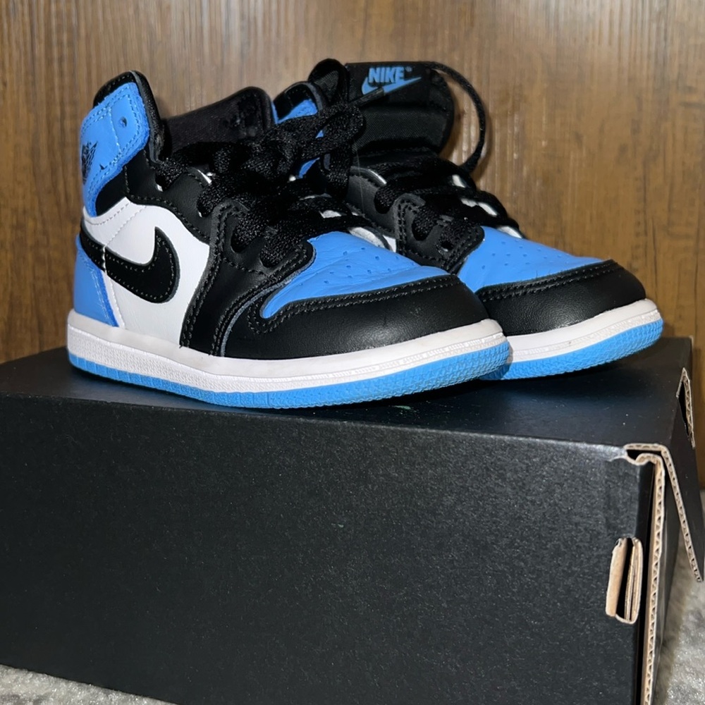 Jordan 1 Retro High | University Blue 7C